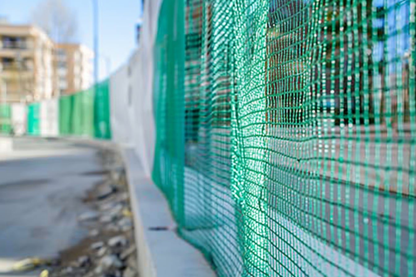 Les avantages du PVC dans la construction des barrières pour les chantiers de construction